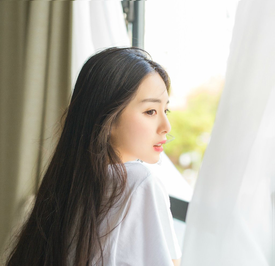 不爱的爱情，永远不会变坏。所以，我们调情，我们暧昧，却永远不要相爱。